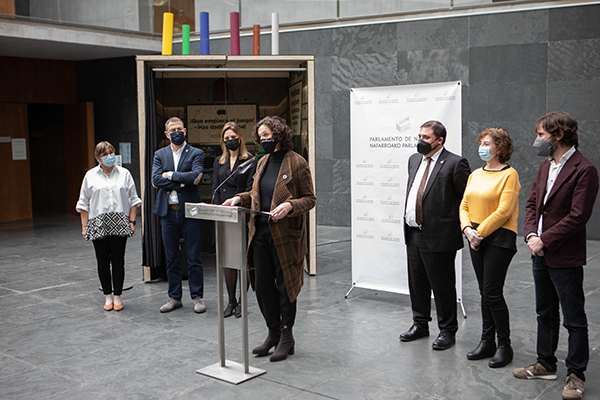 El centro virtual de reciclaje cierra su recorrido por la Comunidad Foral con una visita al Parlamento