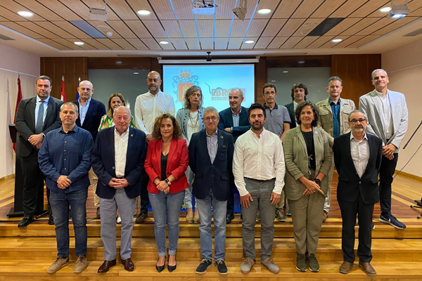 Foto de grupo de las autoridades participantes en la presentación oficial del Ebro Resilience